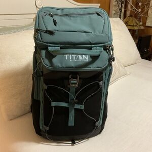 Titan by Arctic Zone 	( 26 Can Backpack cooler)